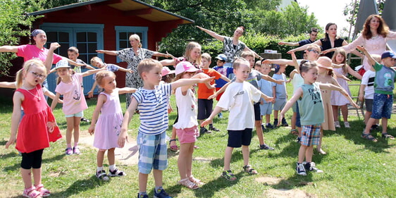 Fröhlich und unbeschwert feierten die große Kindergarten-Familie auf dem Kita-Gelände weiter. Auch dort gab es noch die ein oder andere Überraschung für die scheidende Kindergartenleiterin. (Foto: Jakob Salzmann)