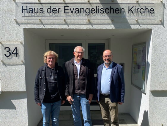 Superintendent Christof Grote und Scriba Dirk Grzegorek stimmten sich mit Landesjugendpfarrer Christian Uhlstein über die Neubesetzung der Leitung des Referats für Kinder- und Jugendarbeit im heimischen Kirchenkreis ab (Foto: EKKLP)