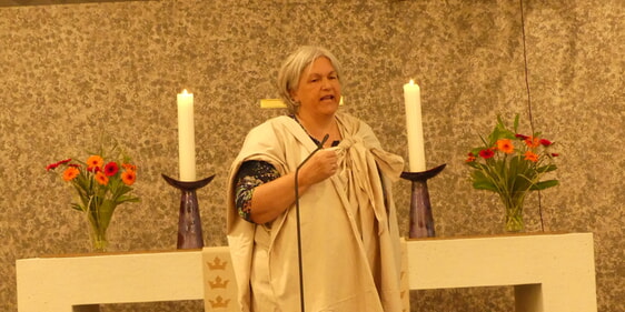 Gemeindepädagogin Claudia Schönbeck trat in der Rolle eines Apostels auf und machte gemeinsam mit Gemeindepfarrerin Ramona Winkler-Rudzio durch ein Predigtspiel deutlich, dass Jesus Christus der Retter der Welt ist. (Foto: Ingrid Weiland)