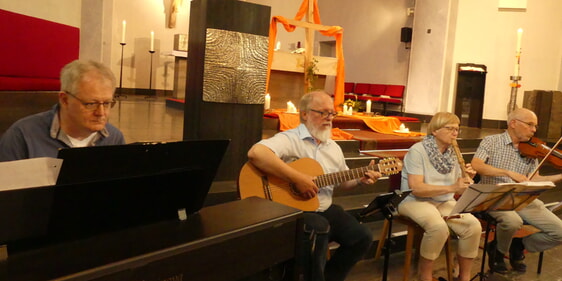 Das Musik-Ensemble, das den Taizé-Gesang begleitete: (v.l.) Leonhard Voos (Keyboard), Michael Bette (Gitarre, Sylke Riegel (Blockflöten) und Ferdinand Riegel (Violine). (Foto: Ingrid Weiland)