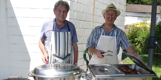 Männerkreismitglieder Hermann Felske und Manfred Hofmann am Grill. (Foto: Ingrid Weiland)