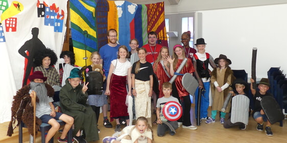 Die verkleideten Joker-Kinder beim Ferienjoker des CVJM Brügge im Gemeindezentrum Lösenbach. (Foto: Ingrid Weiland)