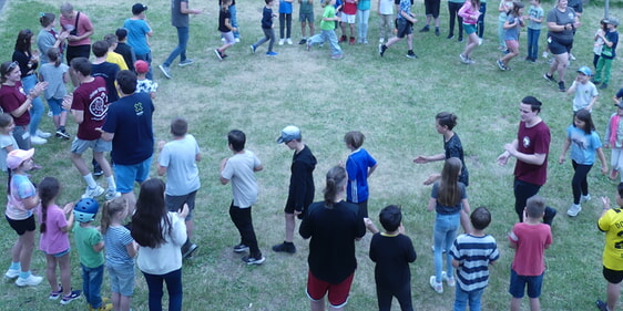 Spaß beim Stopptanz und anderen Bewegungsspielen auf dem Gelände hinter dem Jugendheim Mathildenstraße. (Foto: Ingrid Weiland)