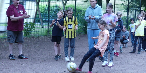 Torwandschießen, einem beliebten Angebot am Workshoptag in der CVJM-Freizeitstätte Rathmecke-Dickenberg. (Foto: Ingrid Weiland)