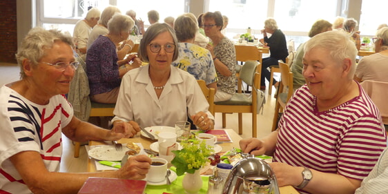 Beim Frühstückstreffen der Christuskirche berichtete Krankenhausseelsorgerin Bettina vom Brocke über die Arbeit der Grünen Damen. (Foto: Ingrid Weiland)