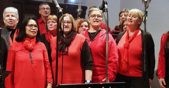 Der Gospelchor Risecorn - im Bild beim Gospelgottesdienst in Heedfeld Anfang des Jahres - wird bei den Aufführungen in der Kirche Oberrahmede und in Werdohl von Gastsängern unterstützt. (Foto: Jakob Salzmann)