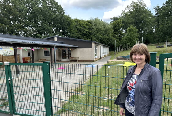 Brigitte Denda, Vorsitzende des Presbyteriums der Ev. Kirchengemeinde Rönsahl, freut sich, dass mit dem Verkauf des Gebäudes ‚Am Stade‘ der KITA-Betrieb am Standort möglich bleiben soll (Foto: EKKLP)