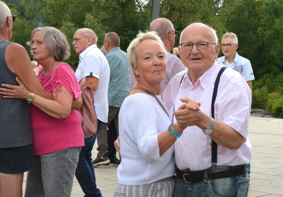 Die Stimmung zauberte den Tanzpaaren ein Lächeln ins Gesicht. Foto: Wolfgang Teipel