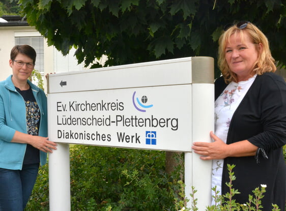 Martina Sühwold (links) und Anne Jahn sind für die Projekt „Wohl zu Hause“ verantwortlich. Sie suchen dringend neue Fahrerinnen und Fahrer. Foto: Wolfgang Teipel