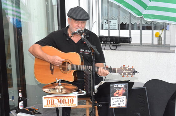 Klaus Stachuletz alias Dr. Mojo unterhält die Besucherinnen und Besucher mit Live-Musik. Foto: Wolfgang Teipel