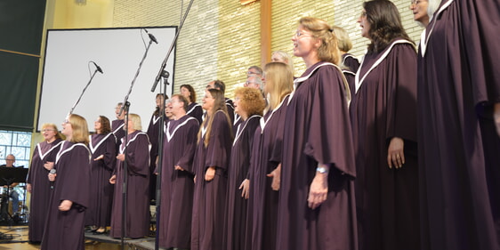 Ein buntes Repertoire aus zwanzig Jahren Chorgeschichte, gut ausgebildete Stimmen und viele Solisten bot der Chor seinen Fans. (Foto: Iris Kannenberg)