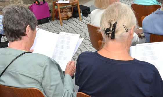 Die Organisatoren hatten die Teilnehmerinnen und Teilnehmern ein 38-seitiges Textheft zur Verfügung gestellt. Foto: Wolfgang Teipel