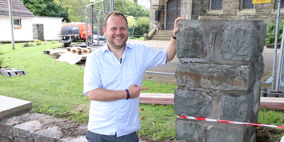 Pfarrer Simon Schupetta glaubt, dass die Restaurierung des Zauns noch nicht die letzte Sanierungsmaßnahme an der Kirche ist. (Foto: Jakob Salzmann)