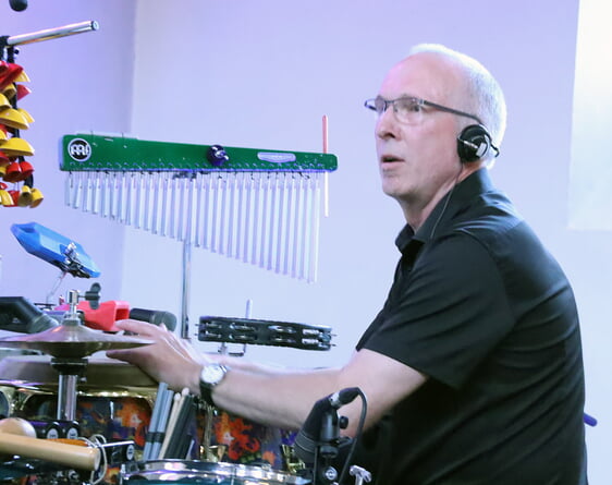 Als Perkussionist war Michael Strunk mit von der Partie, mit dem der Chor schon bei früheren Gelegenheiten zusammenarbeitete. (Foto: Jakob Salzmann)