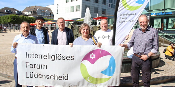 Das Interreligiöse Forum lädt am Mittwoch, 27. September, zum Friedensgebet ins Rathaus ein. Im Bild Göksal Ücuncü, Frank Droste, Achim Riggert, Christa Bätz, Stefan Schick und Erhard Bätz. (Foto: Jakob Salzmann)