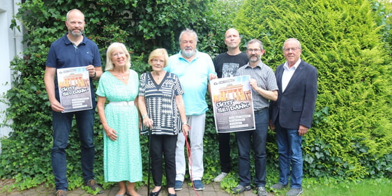 Sie laden gemeinsam zu der Dankesfeier am 3. Oktober ein: Matthias Kleine (evangelischer Kirchenkreis Lüdenscheid-Plettenberg), Irmtraut Huneke (Vorsitzende der Evangelischen Allianz Lüdenscheid), Hella Goldbach (Vorsitzende der Gesellschaft für Christlich-Jüdische Zusammenarbeit), Volker Hagedorn (Evangelische Allianz), Thomas Tetzlaff (Band 96), Claus Optenhöfel (Pfarrer der katholischen Pfarrei St. Medardus) und Klaus Majoress (Superintendent i.R., von links). (Foto: Bettina Görlitzer)