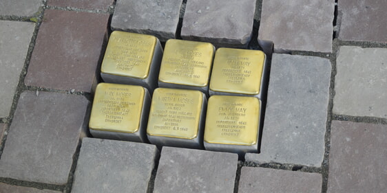 Die Stolpersteine der Familie May und Moses. (Foto: Iris Kannenberg)