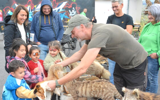 Die Besucherinnen und Besucher zeigten großes Interesse an der rollenden Waldschule. Foto: Wolfgang Teipel