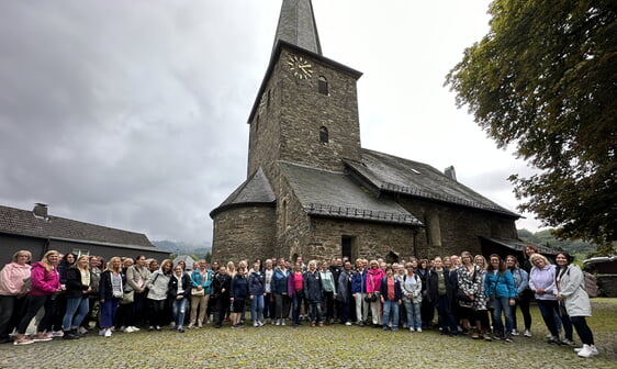 120 Mitarbeitende des Evangelischen Kirchenkreises Lüdenscheid-Plettenberg waren zu Wanderung mit anschließendem Gottesdienst und gemeinsamer Feier gekommen (Foto: Kannenberg)