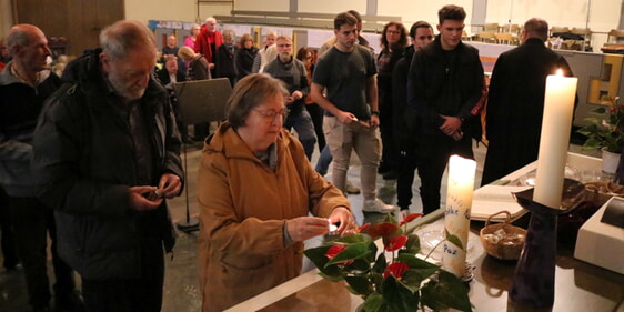 Die Gottesdienstbesucher zündeten zum Abschluss Kerzen zu Gedenken an die Opfer und für den Wunsch nach Frieden an und hatten dabei Gelegenheit, ihre stillen Gebete zu formulieren (Foto: Görlitzer)