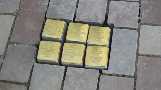 Die Stolpersteine der Familie May und Moses wurden im Rahmen der Veranstaltung in der Lüdenscheider Innenstadt verlegt (Foto: Kannenberg)