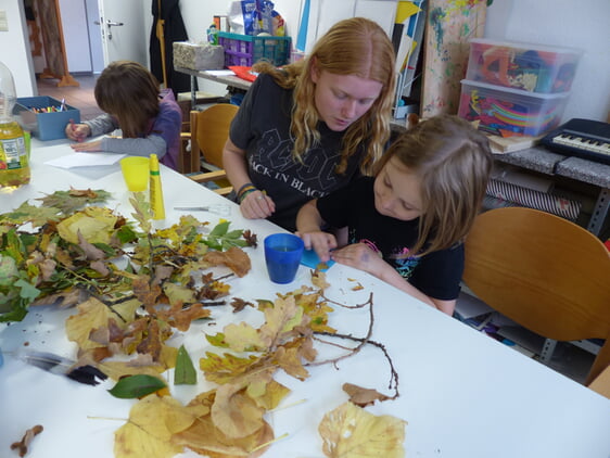 Viele bunte Blätter und herbstliche Accessoires hatten die Kinder anlässlich des Kinderbibeltages des CVJM Rönsahl gesammelt und in Vorbereitung des Familiengottesdienstes entsprechend verwendet (Foto Crummenerl)