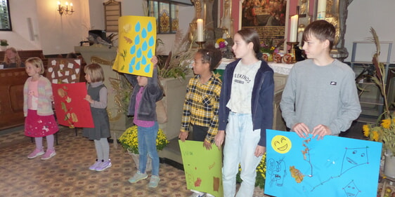 Der Herbst, der Herbst, der Herbst ist da ! Das „Danke sagen“ in Wort, Lied und Bild für mancherlei empfangene gute Gaben zur Erntezeit und darüber hinaus war Thema beim Gottesdienst zum Kinderbibeltag des CVJM Rönsahl in der Servatiuskirche (Foto Crummenerl)