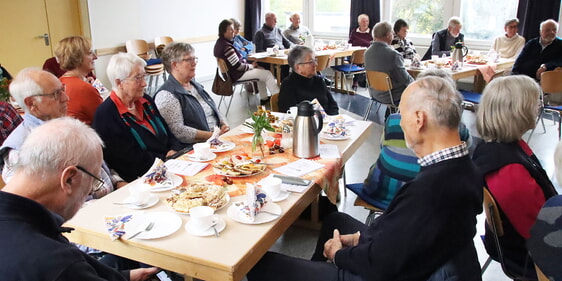 In vertrauter Runde hieß Beate Turck vom Vorstand des CVJM-Kreisverbandes Lüdenscheid am Donnerstag mehr als 40 Gäste im CVJM-Jugendheim an der Mathildenstraße zum Freundestreffen der älteren Mitglieder willkommen (Foto: Jakob Salzmann)