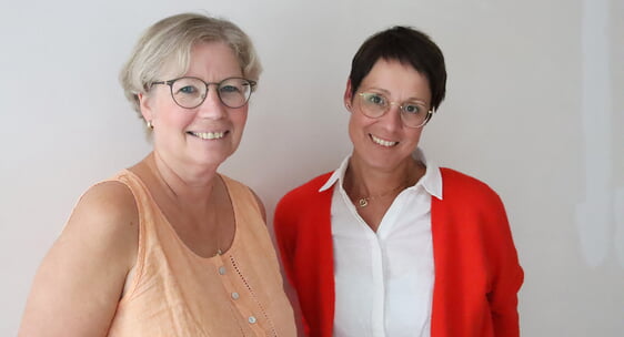 Heike Esken (l.), Vorsitzende des Presbyteriums der Evangelischen Kirchengemeinde Halver, und Einrichtungsleiterin Michaela Leitzbach sind äußerst zufrieden mit der Zusammenarbeit mit der WHS und den örtlichen Handwerkern (Foto: Jakob Salzmann)