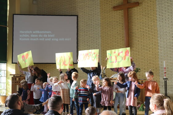 Mit einem gesungenen „Du bist willkommen“ grüßten die Kinder und Erzieherinnen ihre neue Leiterin, die längst keine Unbekannte für sie ist (Foto: Görlitzer)