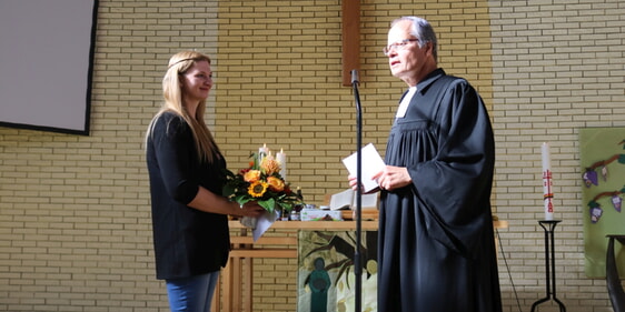 Pfarrer Jürgen Jerosch begrüßte und segnet die neue Kita-Leiterin Lisa Schubert im Gottesdienst (Foto: Görlitzer)