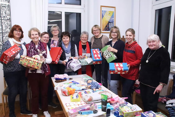 In gemütlicher Runde beklebten und befüllten die Frauen am Mittwoch im Gemeindezentrum der Erlöserkirche Pakete für die Aktion "Weihnachten im Schuhkarton" (Foto: Salzmann)