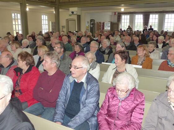 Bis nahezu auf den letzten Platz besetzt war der Gottesdienst in der Christuskirche anlässlich der Verabschiedung von Pfarrer Reiner Fröhlich in den Ruhestand Foto: Rainer Crummenerl)