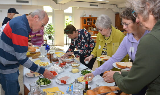 Zum ersten ‚Klönschnack‘ in der Begegnungsstätte „Lebensfroh“ stand für die Gäste stand ein Frühstücksbuffet bereit (Foto: Wolfgang Teipel)