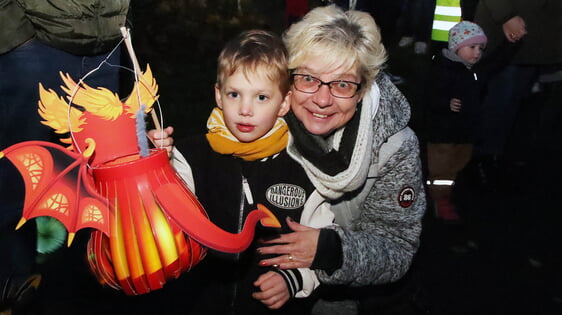 Laternen in vielen Formen und Farben erhellten die Dunkelheit. Stolz führten die Kinder ihre Laternen aus (Foto:Salzmann)