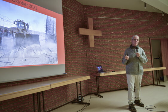 Der israelische Tour-Guide Amos Avshalom berichtete in der Evangelischen Christuskirche Lüdenscheid über die aktuelle Lage in Israel (Foto: Kannenberg)