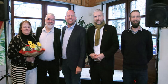 Ernest Okon (Der neue Leiter der CVJM Kinder- und Jugendfreizeitstätte ‚Audrey’s‘), Lüdenscheids Bürgermeister Sebastian Wagemeyer, Andreas Marder (Vorsitzender des CVJM Stadtverbandes), Michael Heide-Gentz und seine Frau Brigitte (Foto: Jakob Salzmann)