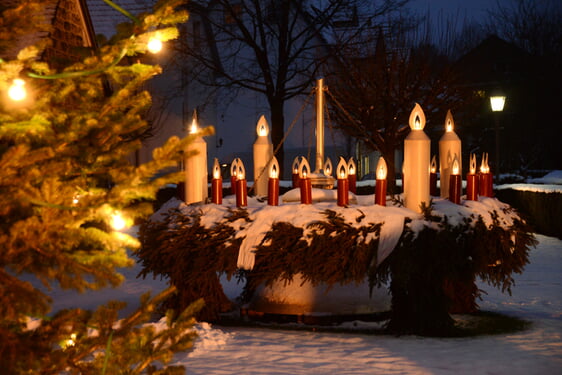 Auch in diesem Jahr gibt es wieder ein umfangreiches und abwechslungsreiches Programm rund um den Wichernkranz. Nach dem Abendläuten wird es in der Adventszeit montags, mittwochs und freitags um 18.00 vor der Erlöserkirche in Attendorn verschiedene Angebote geben (Foto: Andrea Vollmert)