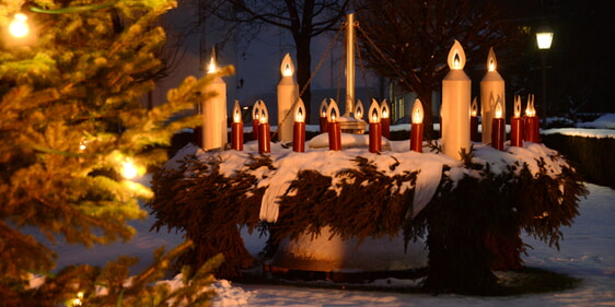 Der Riesen-Wichern-Kranz vor der Erlöserkirche ist schon seit 17 Jahren zu bewundern. In seinem Rahmen wird immer auch der Kinderarmut gedacht und eine Spendenorganisation ins Leben gerufen (Foto: EKGAL)