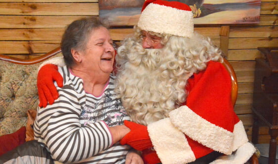 Beim Besuch im Café LebensFreude war der Nikolaus zu Scherzen aufgelegt. Foto: Wolfgang Teipel