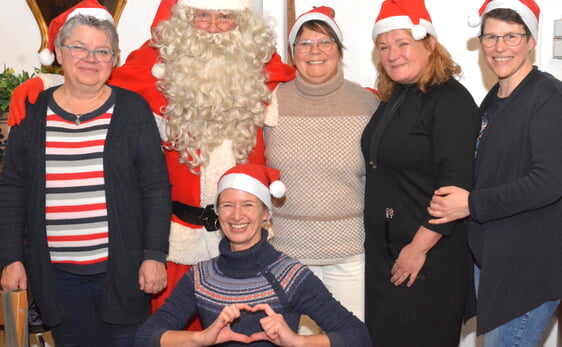 Der Nikolaus (hier mit Verena Knabe, Silke Vieregge, Tatjana Cordt, Anne Jahn und Martina Sühwold vom Team) war für jeden Spaß zu haben. Foto: Wolfgang Teipel