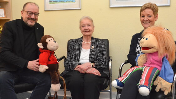 Superintendent Dr. Christof Grote, Stiftungsvorsitzende Ingrid vom Hofe und Beratungsstellenleiterin Rendel Simon mit Puppen, die bei der Arbeit mit Kindern eingesetzt werden. Foto: Wolfgang Teipel