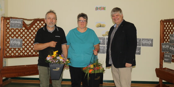 Einrichtungsleiter Andreas vom Ende (r.) mit den Jubilaren Thomas Vogl und Elisabeth Hopp (Foto: Görlitzer)