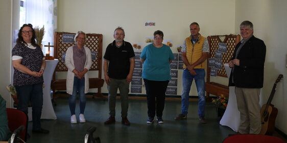 (v.l.n.r.) Pfarrerin Ramona Winkler-Rudzio, Verena Lehmann, Thomas Vogl, Elisabeth Hopp, Christoph Wegmann und Einrichtungsleiter Andreas vom Ende (Foto: Görlitzer)