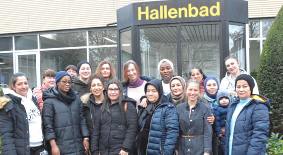 Zwölf Frauen aus Afghanistan, der Ukraine, aus Iran, Togo, Guinea, Syrien und Bulgarien hatten jede Menge Spaß im Attendorner Hallenbad. Foto: Wolfgang Teipel