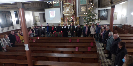 Zum letzten Gottesdienst im alten Jahr, der gleichzeitig auch der letzte Gottesdienst vor dem Zusammenschluss beider Gemeinden in den beiden bislang selbständigen Kirchengemeinden in Rönsahl und Kierspe war, waren etliche Gemeindeglieder am Silvestertag sowohl in der Servatiuskirche (unser Bild) als auch in der Christuskirche zusammen gekommen. (Foto: Crummenerl)