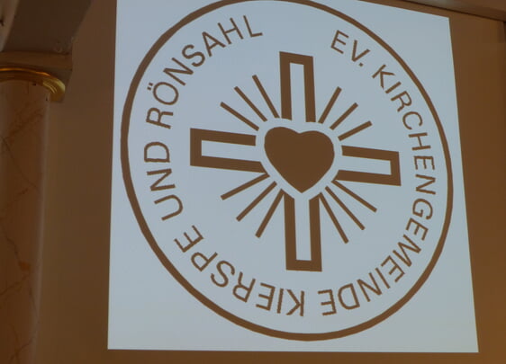 Mit einem ab sofort gültigen gemeinsamen Siegel dokumentieren die Kirchengemeinden Kierspe und Rönsahl ihren gemeinsamen Weg in die Zukunft (Foto: Crummenerl)