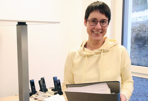 Ausräumen, einräumen und ankommen: Einrichtungsleiterin Michaela Leitzbach und ihr Team müssen sich im Neubau erst einmal neu sortieren (Foto: Salzmann)