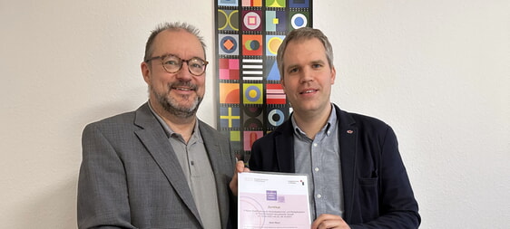 Sören Meyer (hier mit Superintendent Dr. Christof Grote) hat sich zum Multiplikator im Themenbereich ‚Prävention gegen sexualisierte Gewalt‘ ausbilden lassen und verstärkt seit Februar 2024 das Schulungsteam im Evangelischen Kirchenkreis Lüdenscheid-Plettenberg. Er ist hauptamtlicher Jugendreferent des CVJM Lüdenscheid-West e.V. (Foto: EKKLP)