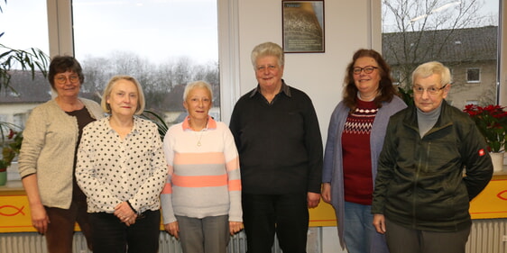 Im Vorstand des Bezirks Lüdenscheid-Volmetal der evangelischen Frauenhilfen standen in diesem Jahr lediglich Brigitte Halbhuber und Ramona Winkler-Rudzio zur Wahl (von rechts). Vorsitzende Inge Rethemeier (Dritte von rechts) kündigte an, künftig alle Ämter zeitgleich für jeweils vier Jahre besetzen zu wollen (Foto: Görlitzer)